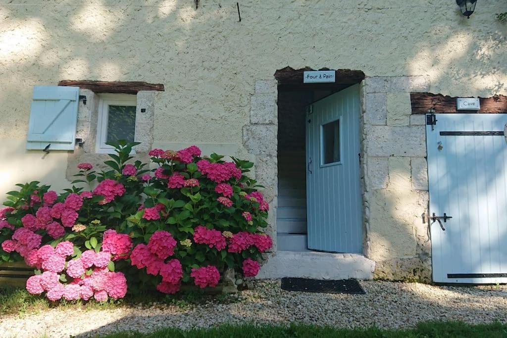 Entire Apartment With Swimming Pool Near Aubeterre Saint-Romain  Exterior foto