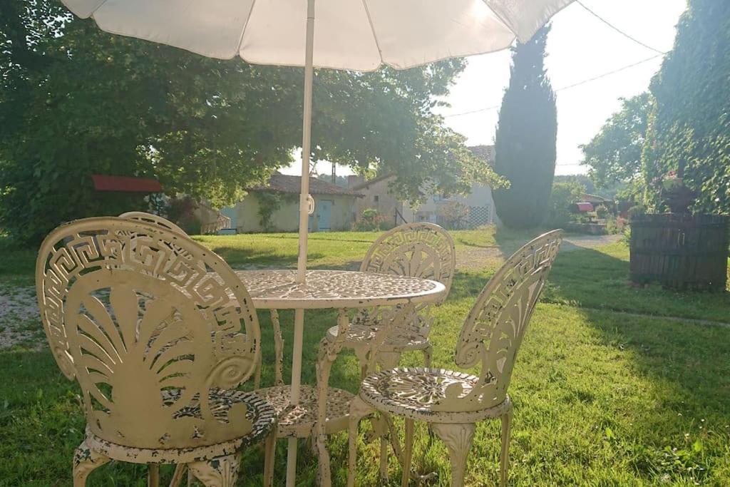 Entire Apartment With Swimming Pool Near Aubeterre Saint-Romain  Exterior foto