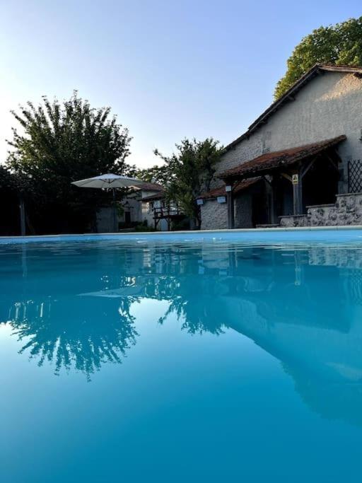 Entire Apartment With Swimming Pool Near Aubeterre Saint-Romain  Exterior foto