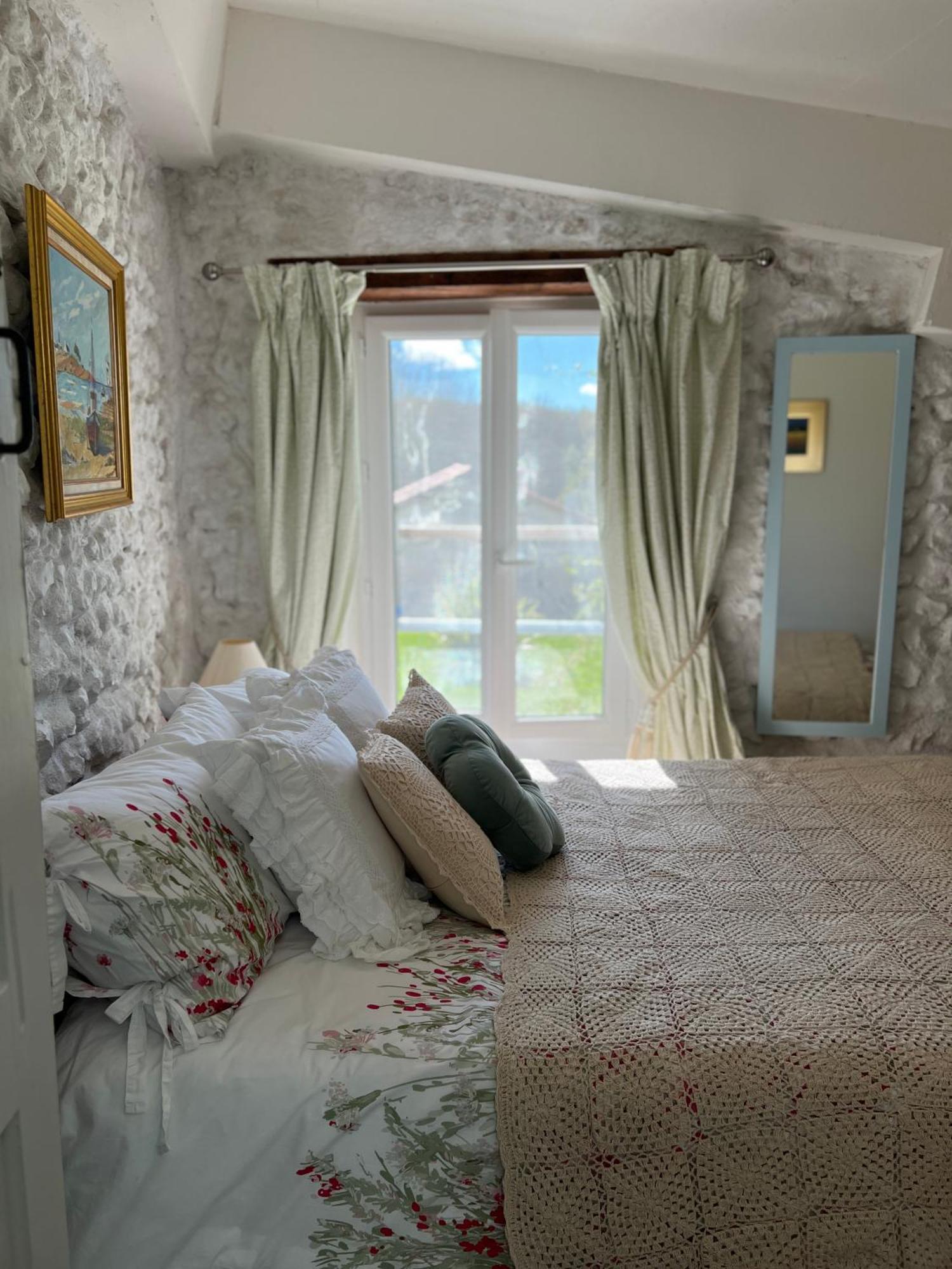 Entire Apartment With Swimming Pool Near Aubeterre Saint-Romain  Exterior foto