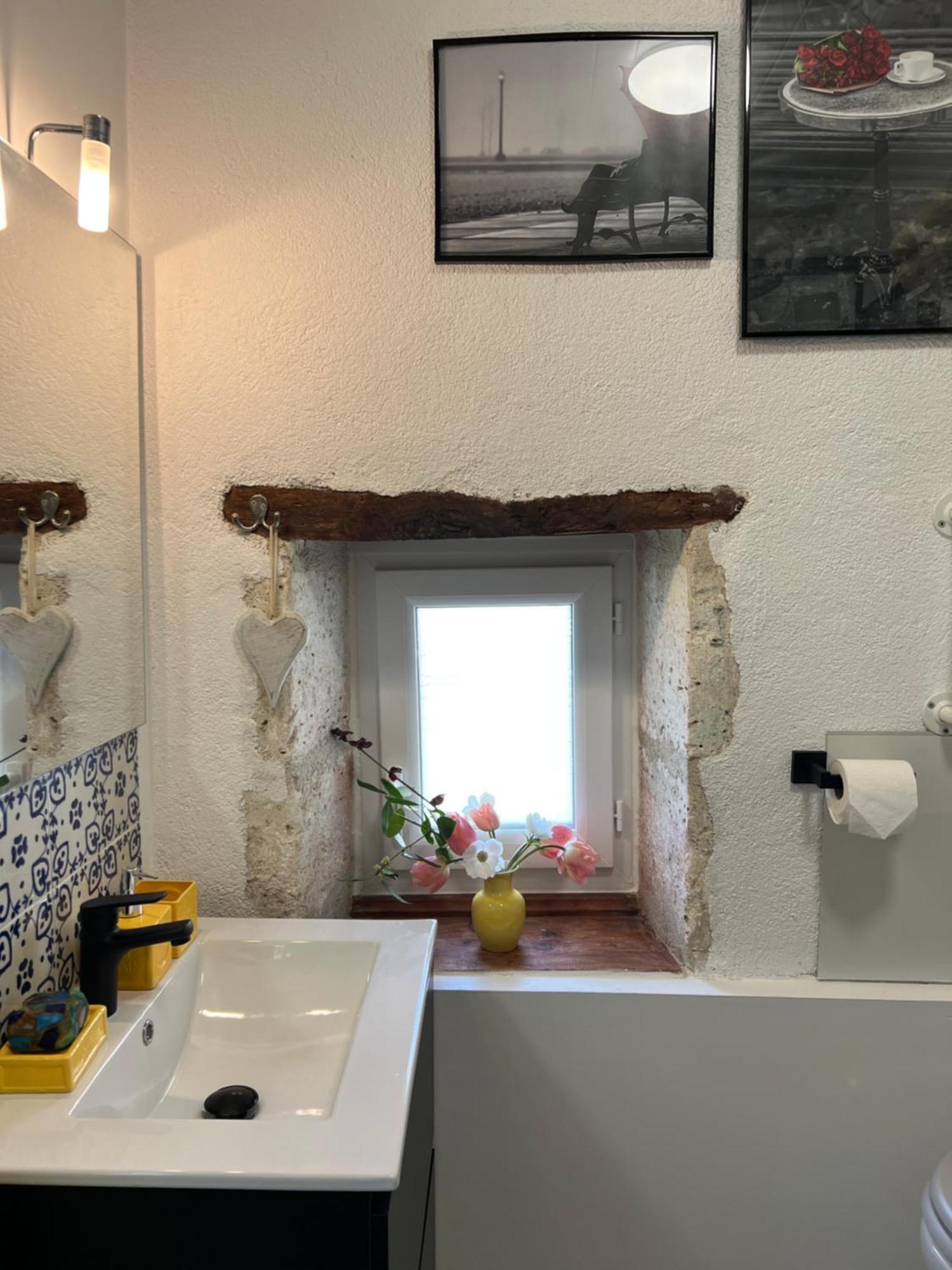 Entire Apartment With Swimming Pool Near Aubeterre Saint-Romain  Exterior foto