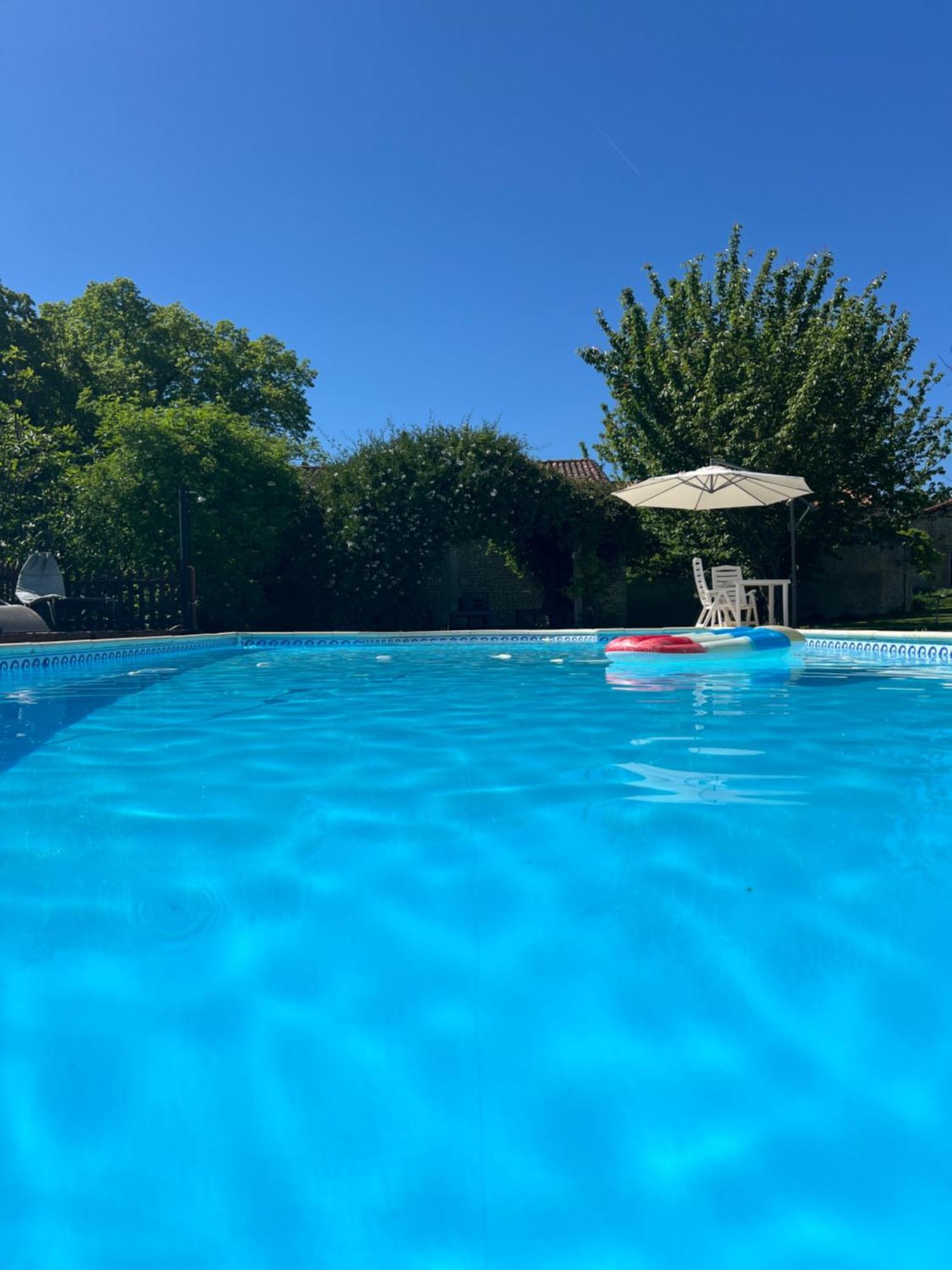 Entire Apartment With Swimming Pool Near Aubeterre Saint-Romain  Exterior foto