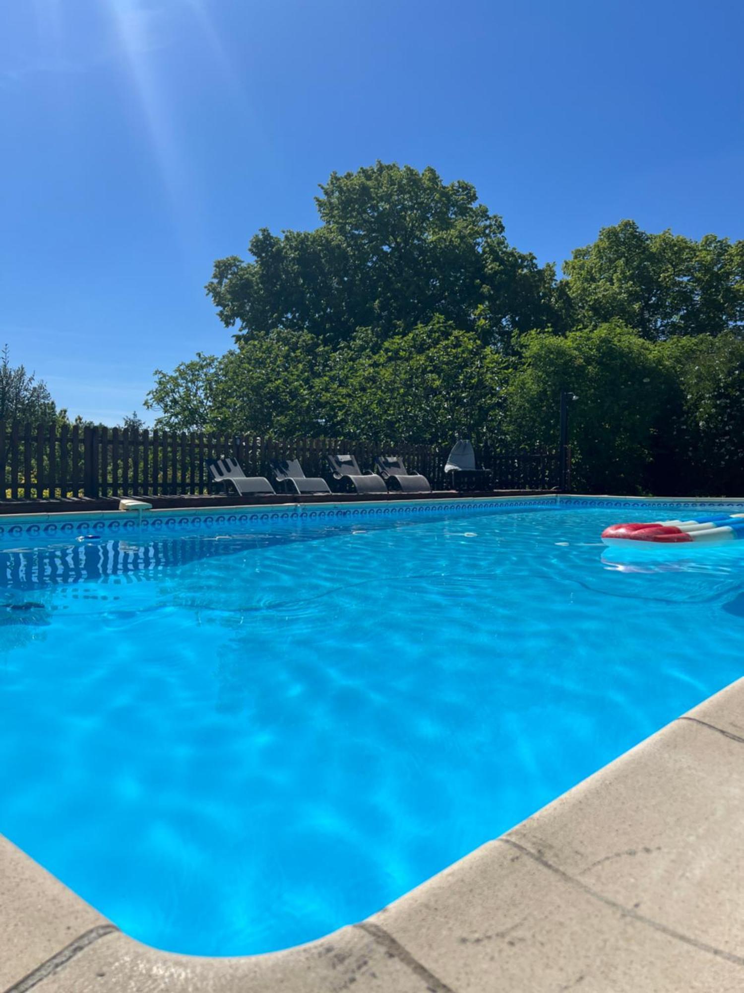 Entire Apartment With Swimming Pool Near Aubeterre Saint-Romain  Exterior foto