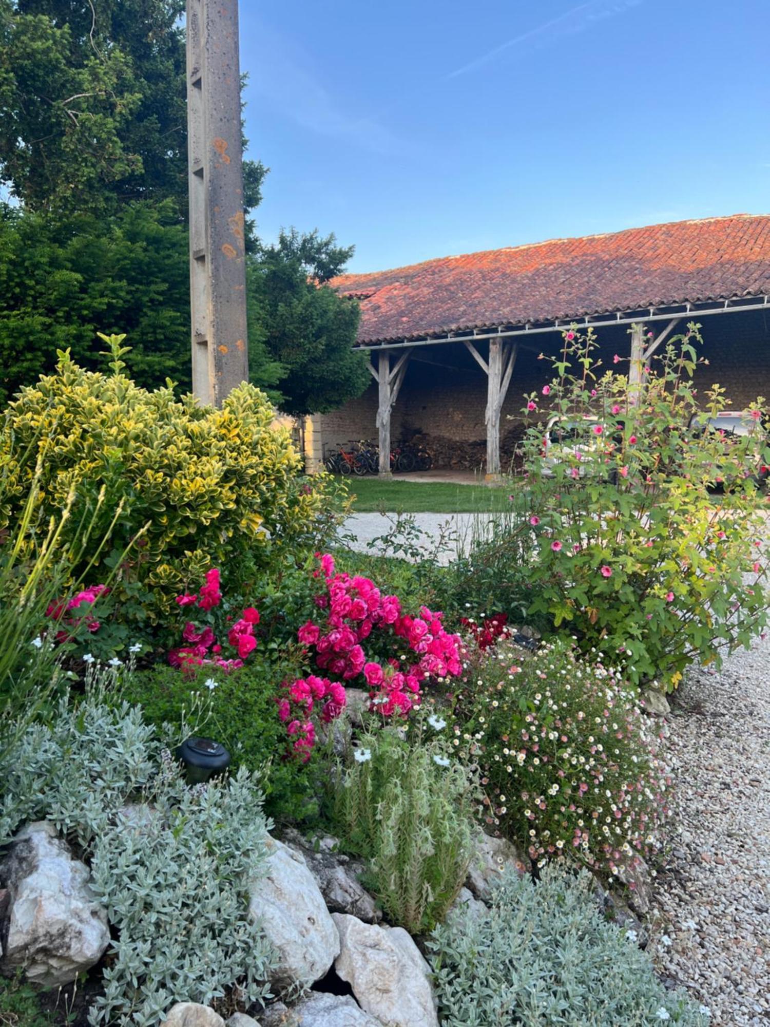 Entire Apartment With Swimming Pool Near Aubeterre Saint-Romain  Exterior foto