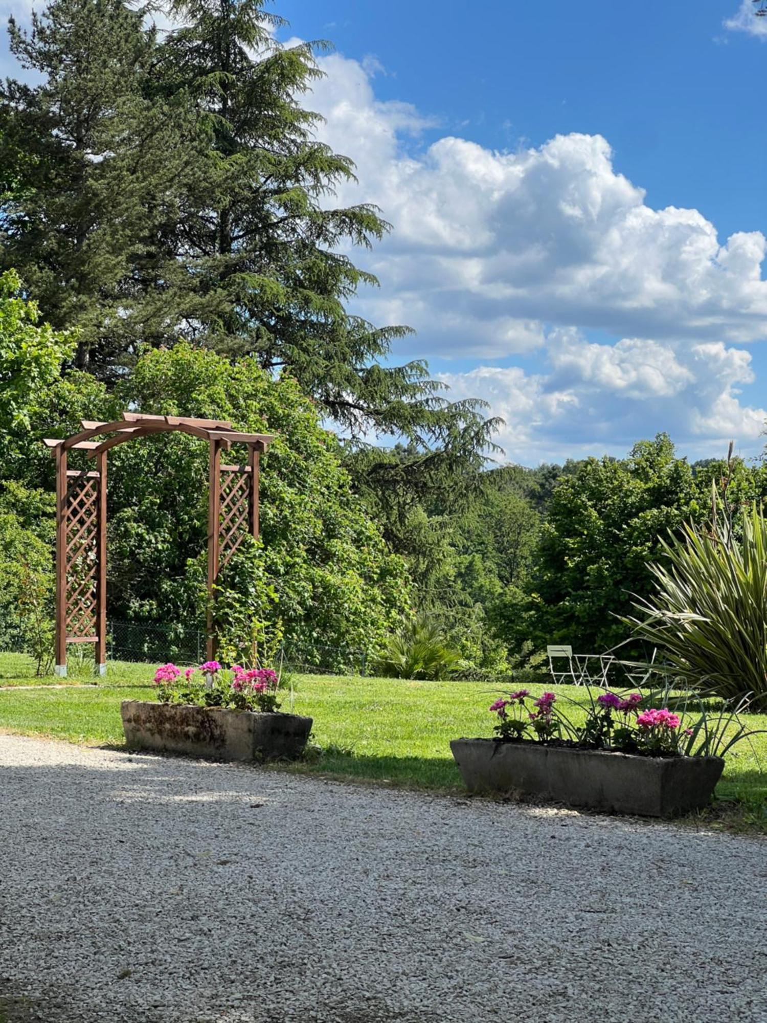 Entire Apartment With Swimming Pool Near Aubeterre Saint-Romain  Exterior foto